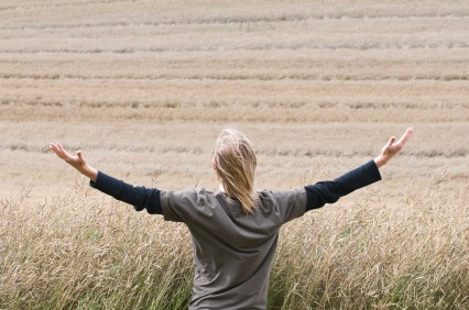 woman-arms-open