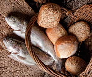 Jesus multiplies loaves and fishes 1